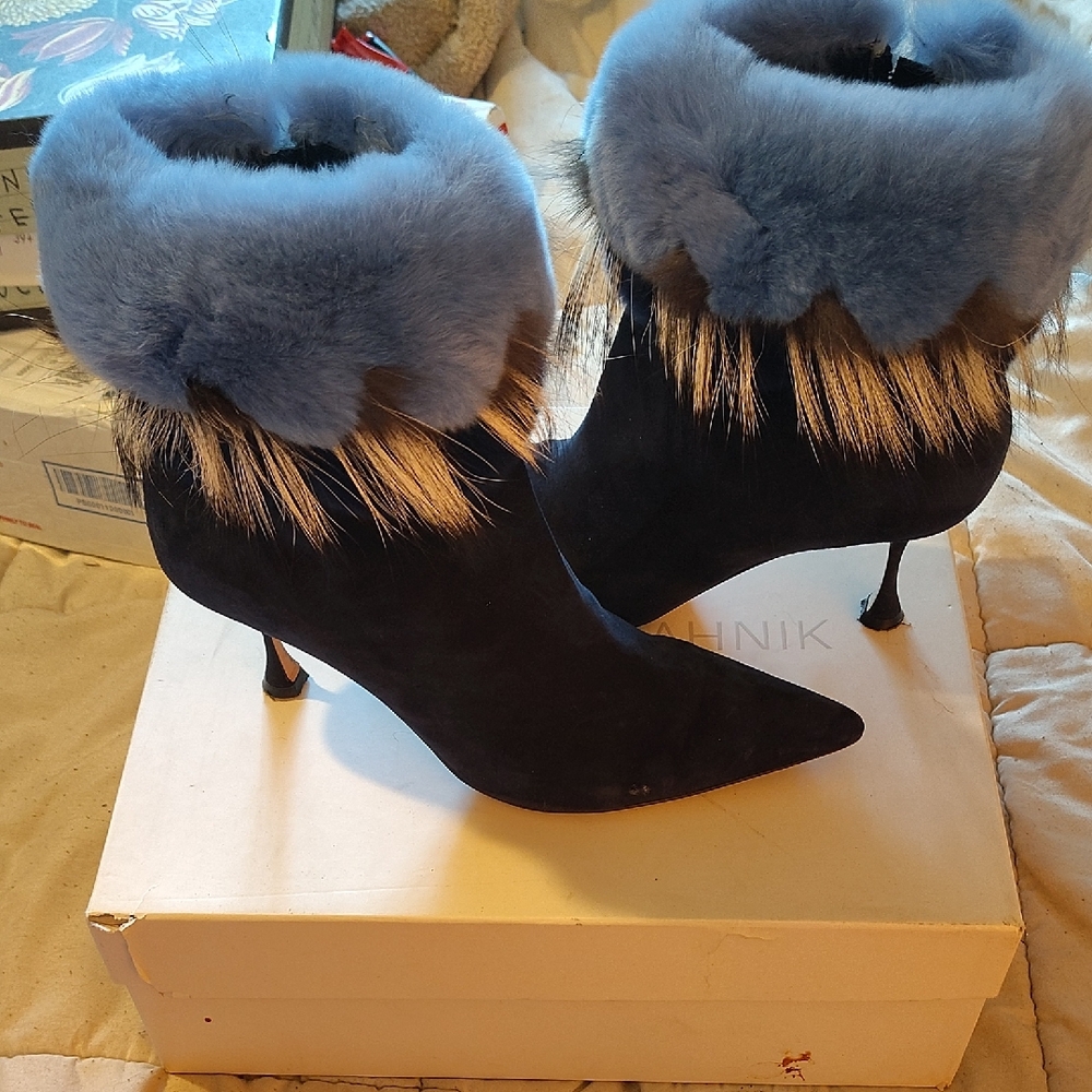 Sophisticated Black and Blue Heeled Boots with Fur Trim